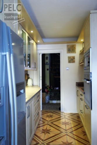 Klasická až rustikální kuchyně s nádechem modernosti i nadčasovým řešením malého prostoru celkově.