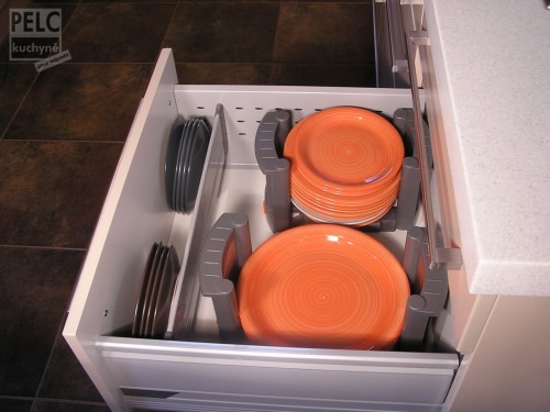 Ukládání talířů ve spodních zásuvkách. 