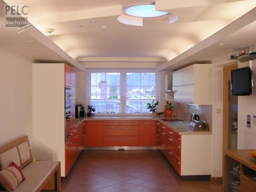 Prostorná moderní kuchyně do rodinného domku.