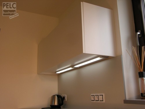 Osvětlení pracovní plochy za použití zářivek umístěných pod horními skříňkami.