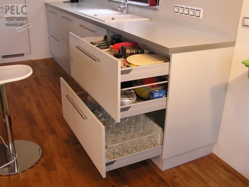 Úložné prostory na nádobí v zásuvkách spodních skříněk.