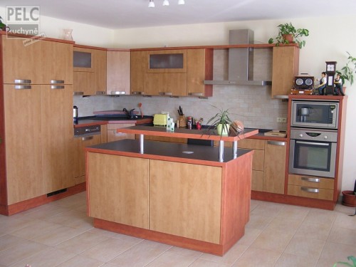 Kuchyň v kombinaci dvou odstínu dřeva. 