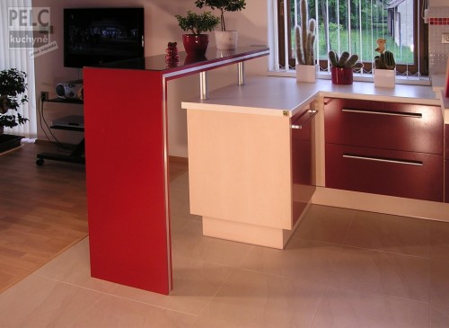 Bar je řešený jako výrazný prvek, který propojuje prostor kuchyně s prostorem obývacího pokoje.