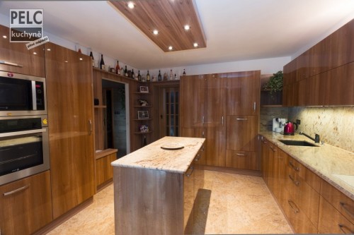 kuchyň včetně obložení dveří, rohových polic a stropního osvětlení