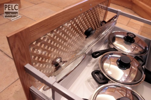 Aby se na nádobí do zásuvky nedostával prach z místnosti, je za výpletem umístěno průhledné sklo