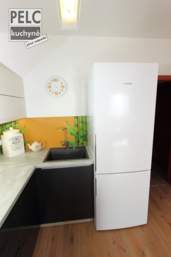 K bezúchytkové kuchyni se podařilo doladit i prostornou 70cm širokou bezmadlovou lednici.
