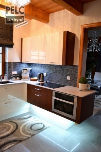 Ukázka odlehčeného řešení varné části kuchyně napojené na obývací prostor.