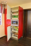 Úložné prostory vysoké potravinové skříně s vestavnou mikrovlnou troubou.