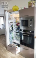 Detail vestavné lednice spolu s prostorem na ukládání dalších potravin.