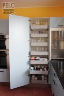 Řešení ukládání nádobí v prostoru potravinové skříně kvůli maximálnímu využití prostoru a dobré dostupnosti.