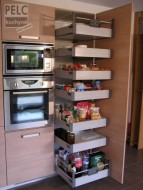 Úložné prostory v potravinové skříni.