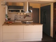 Moderní kuchyně ve tvaru písmene U s maximálním využitím úložných prostor.