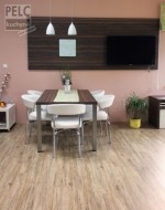 Zakázkový jídelní stůl se stěnou propojující jídelní kout s obývacím prostorem.