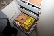 Nápady na další možnosti ukládání potravin ve vnitřních zásuvkách potravinové skříně. Jablka podporují klima brambor.