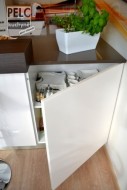 Využití rohu pro skříňku přístupnou z prostoru jídelny.