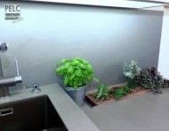 Vyhrazený prostor pro bylinky a dekoraci v kuchyni.