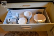 Detail uložení talířů v hlubokých zásuvkách včetně nosičů talířů.