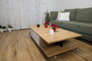 Konferenční stolek, sestavený ze dvou identických částí a tím je stolek velmi flexibilní, jak rozměrově, tak designově. 