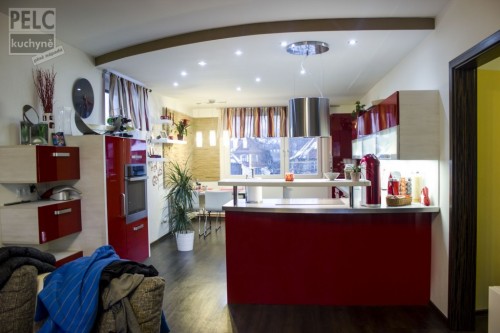 Moderní kuchyně s jídelním koutem a provázaností do prostoru obývacího pokoje.