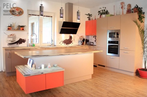 Moderní kuchyně s atypickým ostrůvkem a netradiční barevnosti.