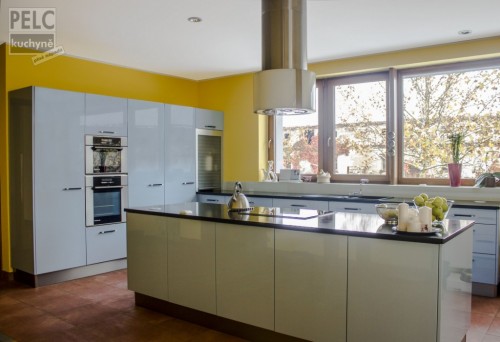 Moderní kuchyně s maximálním využitím úložného prostoru.