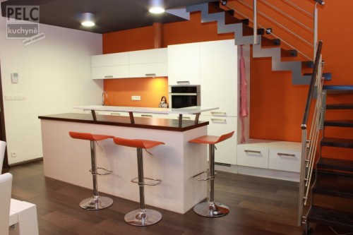 Jednoduchá moderní kuchyně vytvořená ve spolupráci s designérem klienta.