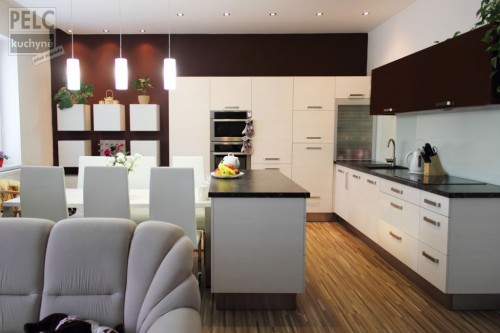 Moderní kuchyně propojená s prostorem jídelny a obývacím pokojem.