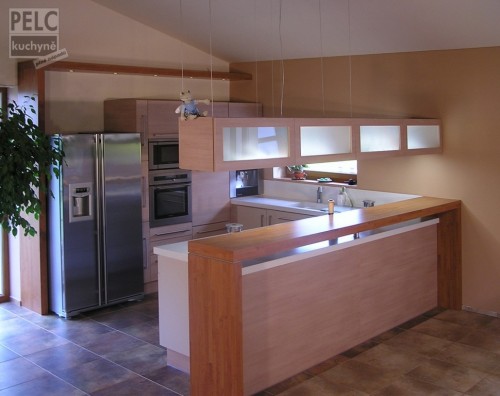 Moderní kuchyně do velkého otevřeného prostoru s netradičním řešením závěsných horních skříněk.