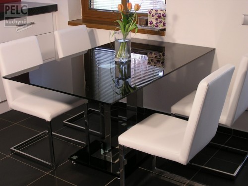 Designový stůl s černým kaleným sklem.