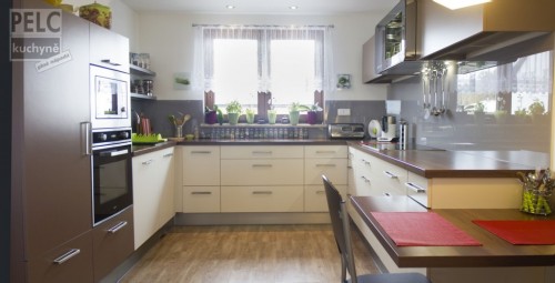 Moderní kuchyně řešená s prostorem na stolování v jednom celku.