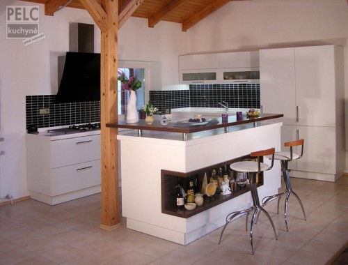 Moderní kuchyně s atypicky řešeným ostrůvkem s barem.