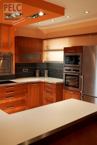 Moderní kuchyně ve dřevě působí luxusním dojmem.