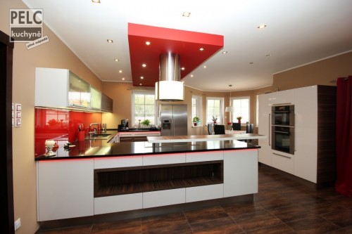 moderní kuchyně s barem, dekorativním výklenkem a poloostrůvkovým vařením