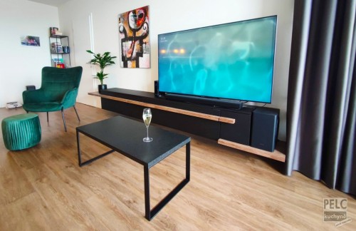 Dizajnový nábytek pro TV s konferenčním stolkem sladěný ke kuchyni.