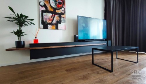 ikmý pohled na zakázkový TV nábytek s konferenčním stolkem inspirovaný designem kuchyně.