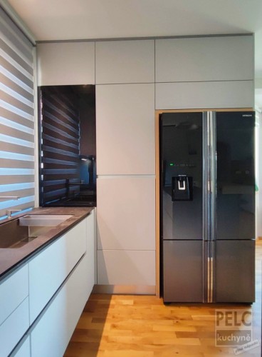 Pohled na pravou část kuchyně, volně stojící špičková americká chladnička od japonského výrobce HITACHI.