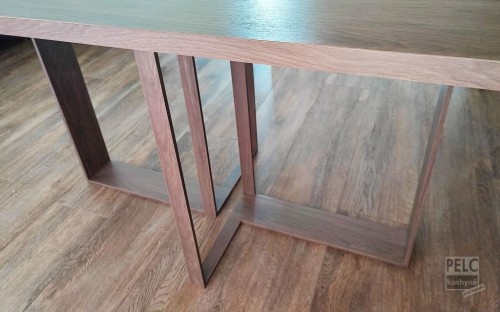 Zakázkové stolové ocelové podnoží olepené vysokotlakým laminátem v barvě stolové desky.
