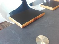Barová deska, kombinovaná s protiotiskovým materiálem na povrchu. 
